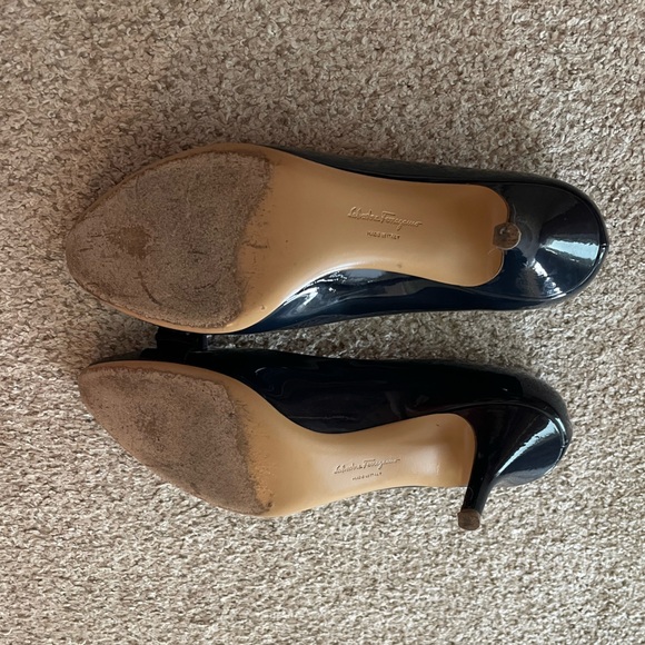 Salvatore Ferragamo navy blue patent leather pumps heels almond pointy toe 8.5 - Picture 9 of 13